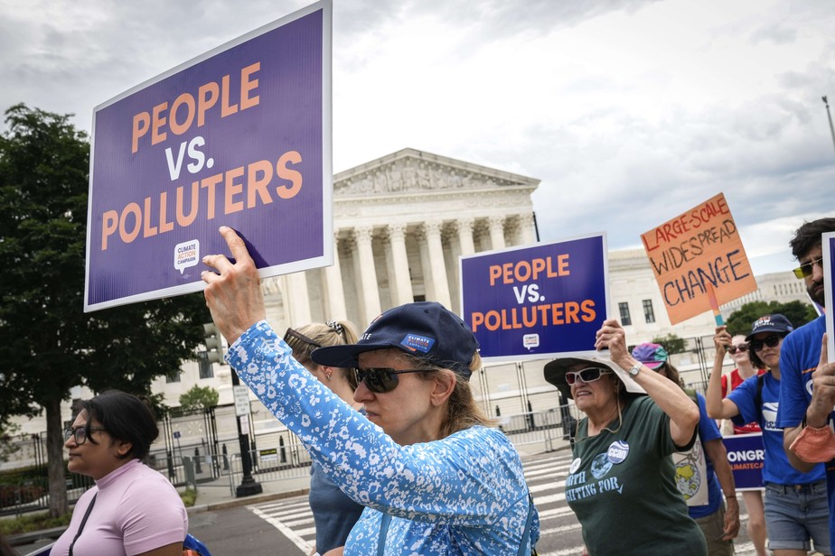 Ativistas ambientais protestam em frente à Suprema Corte dos EUA
