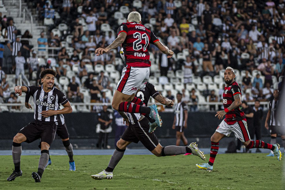 Pedro escora de cabeça, e Vidal decide para o Flamengo o clássico no Nilton Santos — Foto: Paula Reis/Flamengo