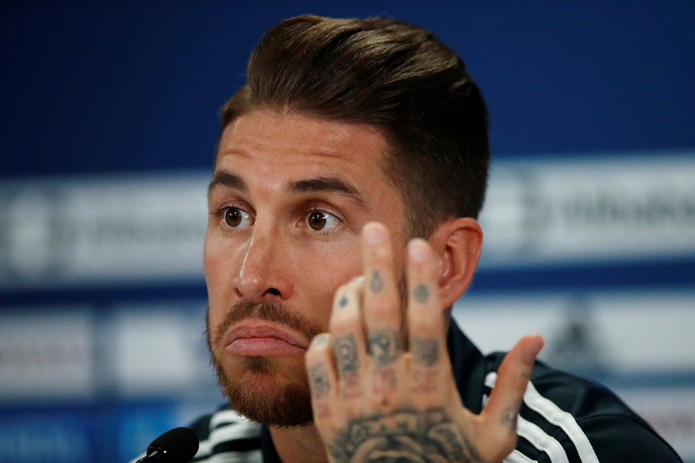 Sergio Ramos mostrou incômodo com pergunta sobre Mourinho: "Quer que o capitão diga quem será o treinador?" — Foto: Reuters