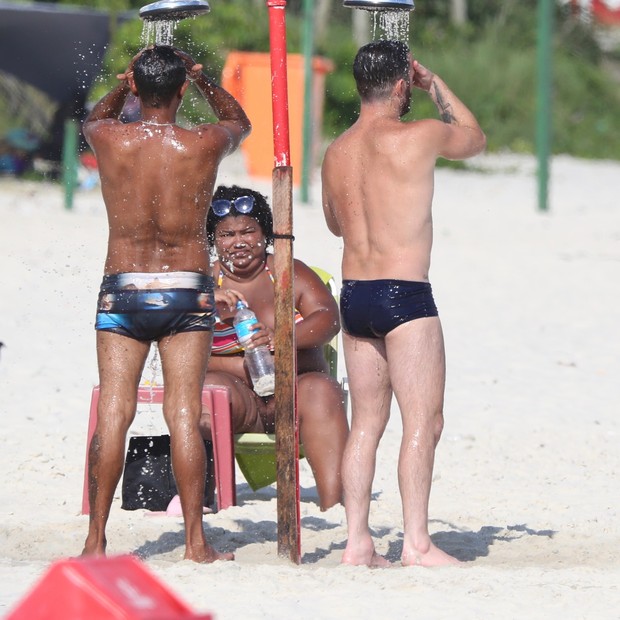 Diego Hypolito curte praia no Rio de Janeiro (Foto: AgNews)