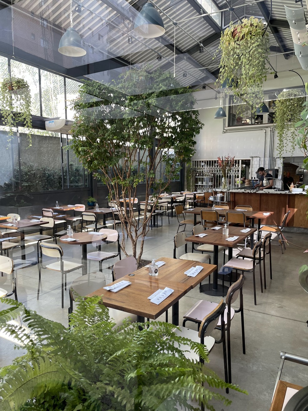 Clientes são servidos em espaço de galpão, espaço que fica nos fundos do prédio da Revo Manufactory — Foto: Divulgação