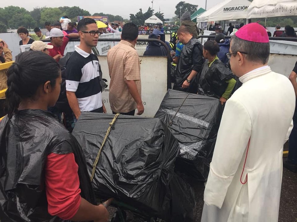 Religioso entrega carregamento de hÃ³stias na fronteira da ColÃ´mbia com a Venezuela (Foto: ReproduÃ§Ã£o/Diocese de CÃºcuta/Facebook/)