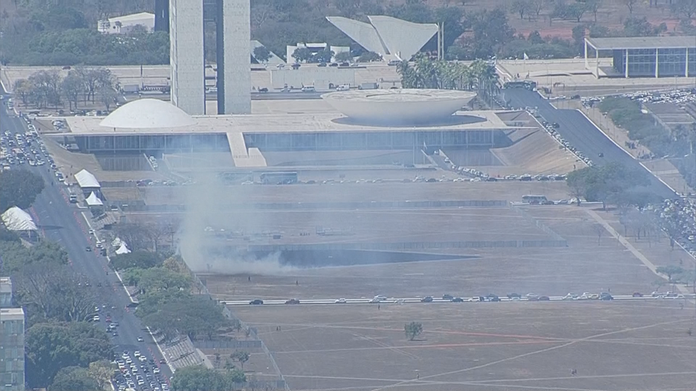 Área em frente ao Congresso pegando fogo nesta quinta-feira (31) (Foto: TV Globo/Reprodução)