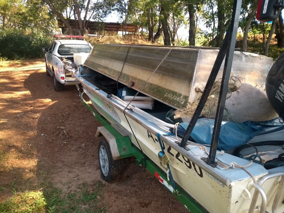 Além de ser investigado pela tentativa de homicídio, suspeito foi multado em R$ 3 mil e teve barco com motor e 1 mil metros de redes apreendidos — Foto: Polícia Ambiental/Divulgação