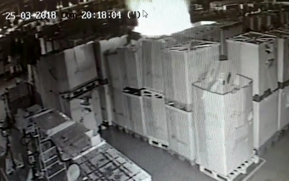 Imagem mostra fogo em encomendas dos Correios no centro de distribuiÃ§Ã£o de Indaiatuba (Foto: ReproduÃ§Ã£o/EPTV)
