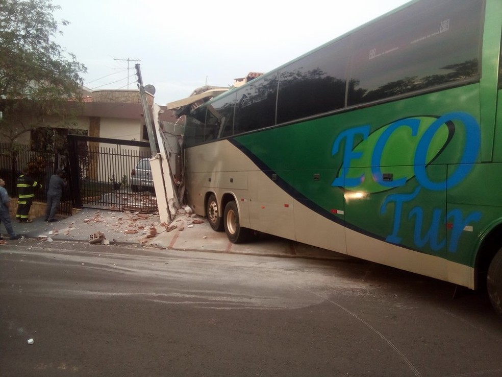 Ônibus danificou duas residências e veículos (Foto: Guilherme Custódio/cedida)