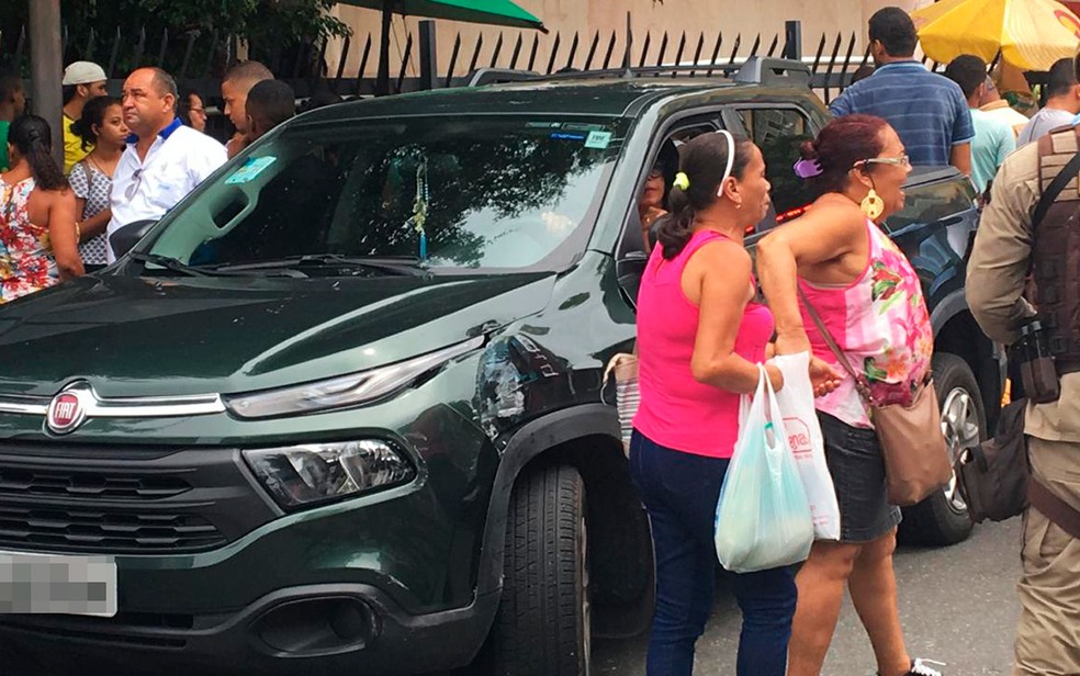 Duas mulheres foram atropeladas após colisão entre carro e ônibus — Foto: Maiana Belo/G1