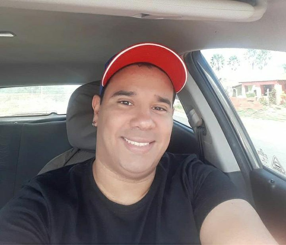 Eliedson Vin&iacute;cius Marcelino de Menezes tinha 39 anos e foi encontrado morto dentro do apartamento em que morava, em Natal &mdash; Foto: Arquivo da fam&iacute;lia
