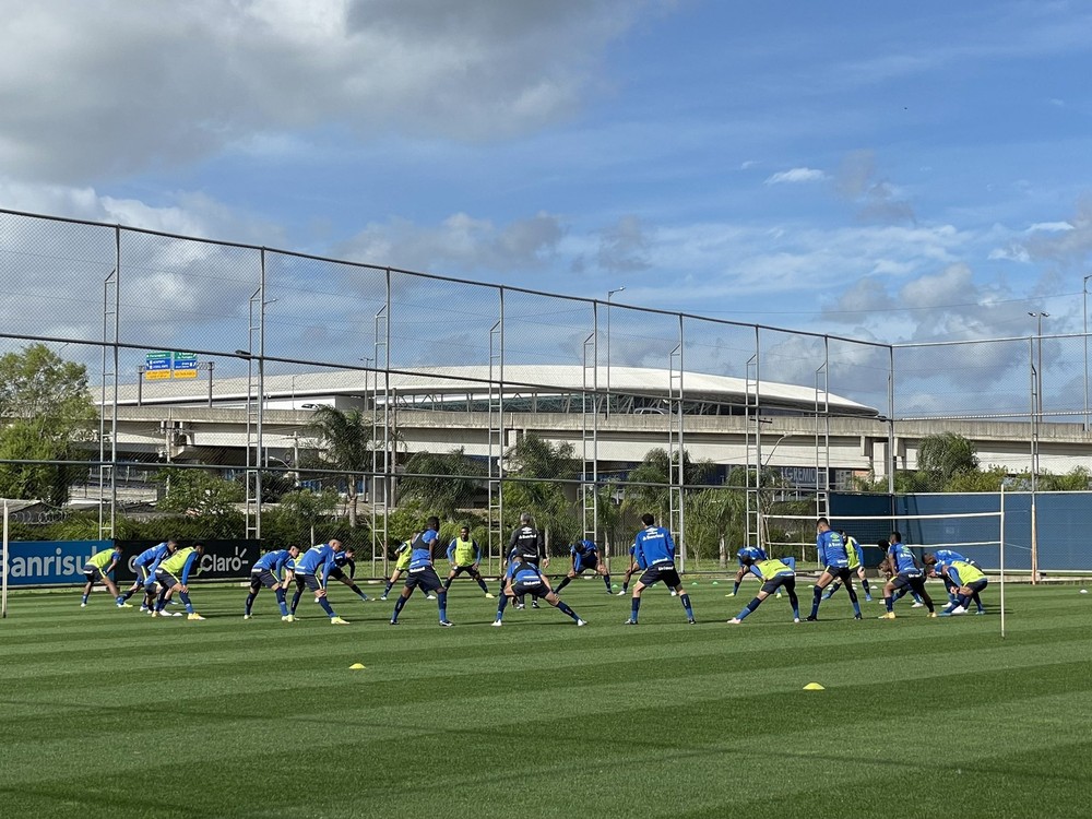 Douglas Costa volta a treinar e deve retornar ao Grêmio contra o Athletico