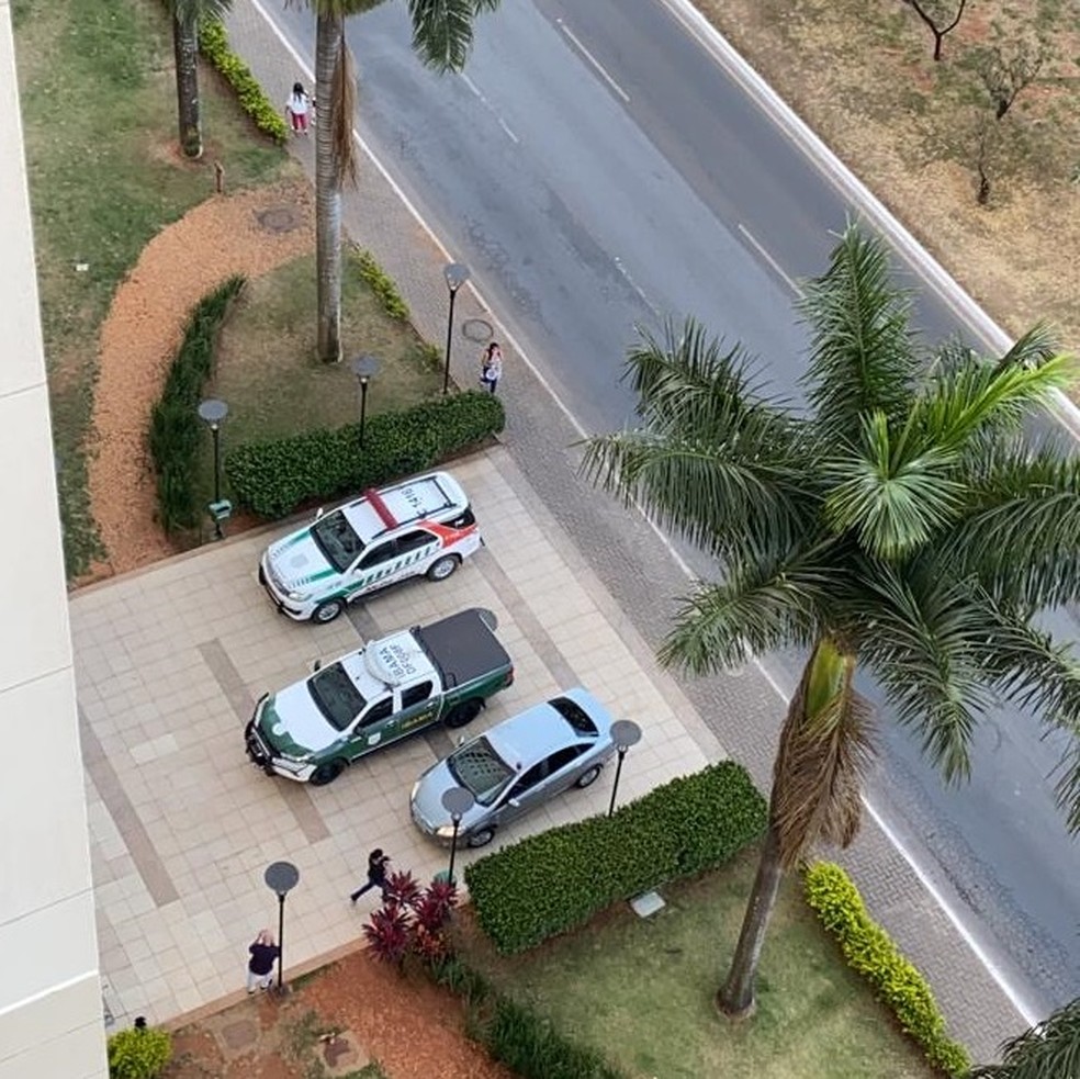 Polícia Civil e Ibama em foram ao condomínio no Guará, no DF, em busca da cobra da espécie Naja criada por um estudante de veterinária — Foto: Arquivo pessoal