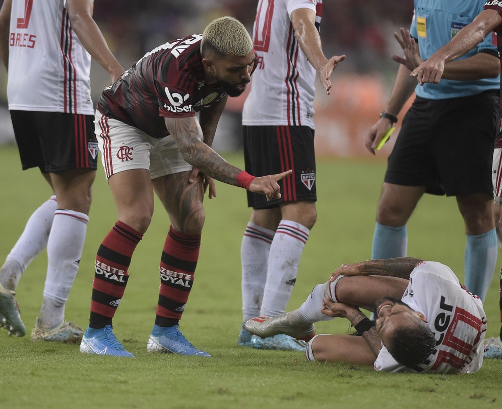 Gabigol reclama de Daniel Alves em Flamengo x São Paulo — Foto: André Durão