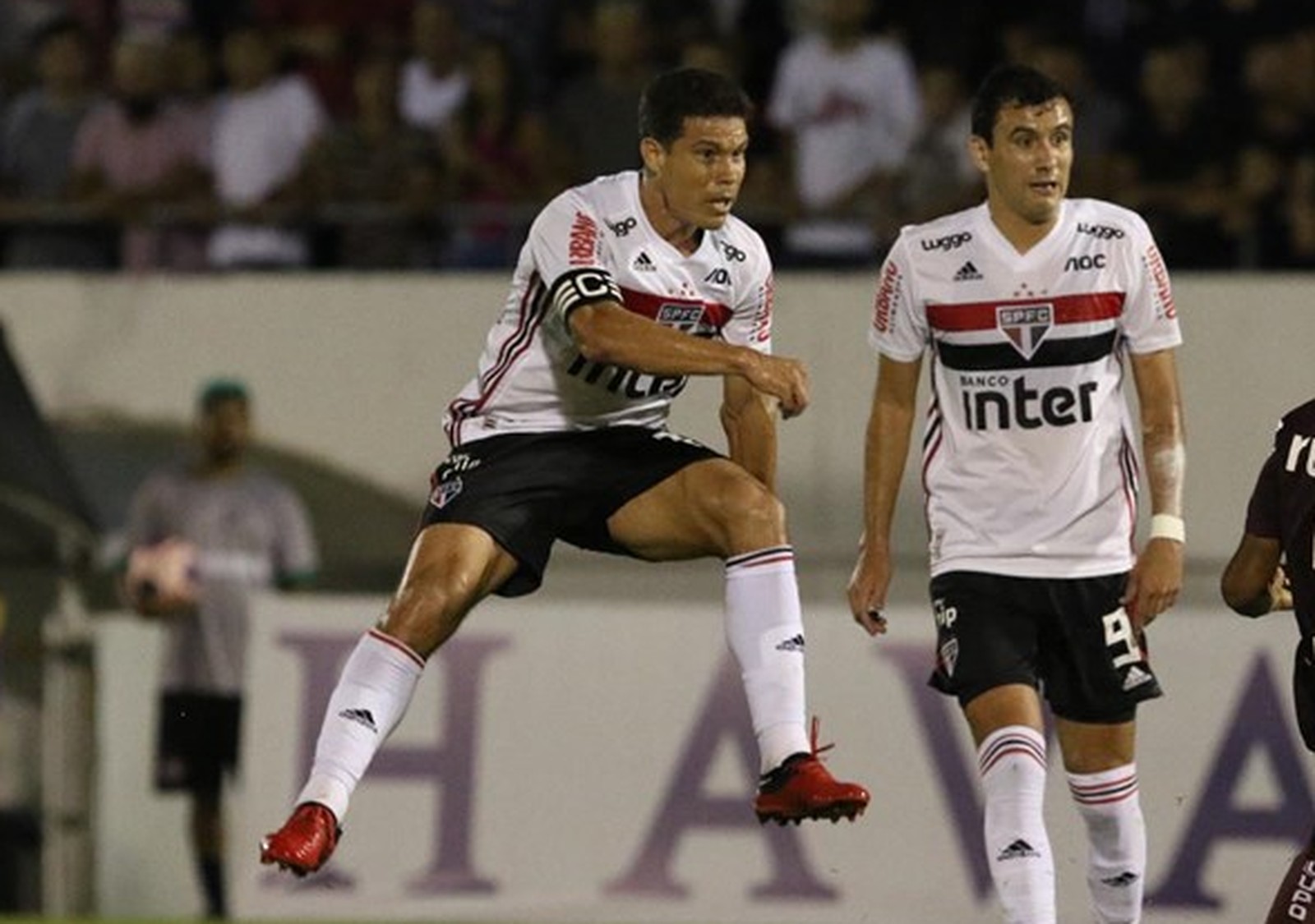 Um ano depois, Hernanes faz gol idêntico pelo São Paulo contra o mesmo adversário; compare