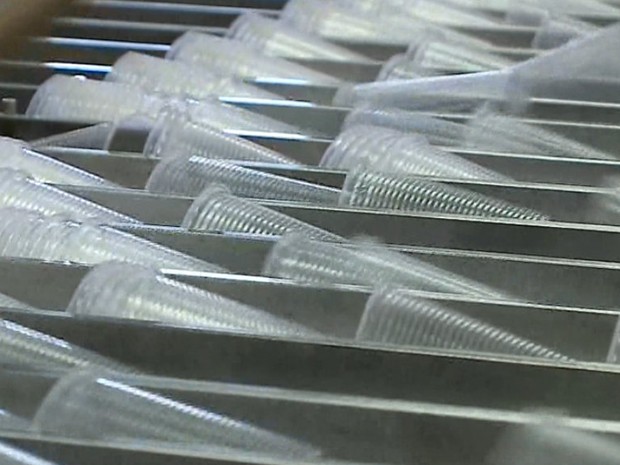 Processo de produção de copos de plástico consome até 3 litros de água por cada unidade (Foto: Reprodução/EPTV)