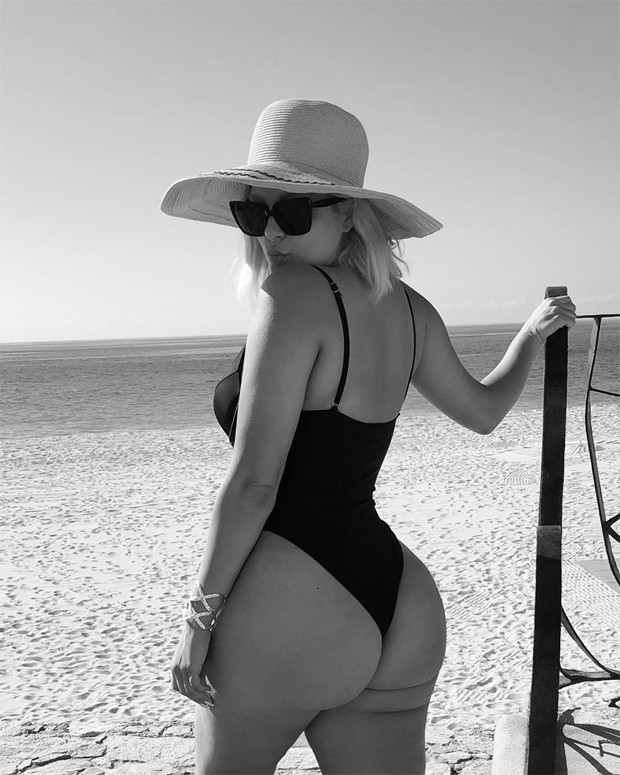 Bebe Rexha de maiô na praia (Foto: Reprodução/Instagram)