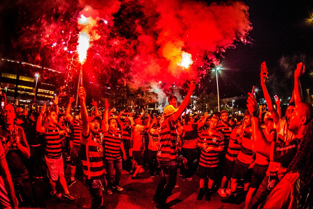 "Corredor de fogo" para recepcionar o Ã´nibus no MaracanÃ£ â€” Foto: Alexandre Vidal e Marcelo Cortes / Flamengo