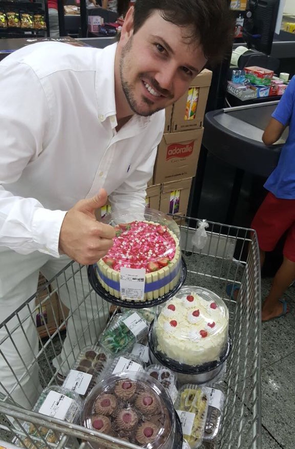 Convidados ajudaram a comprar comida, doces e bebidas (Foto: Arquivo pessoal)
