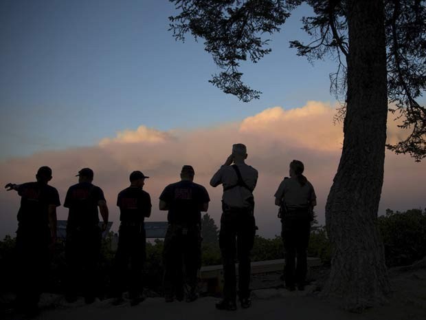 Funcionários do Parque Nacional Kings Canyon, na Califórnia, monitoram fogo que destruiu parte da estrutura do parque (Foto: REUTERS/Max Whittaker)