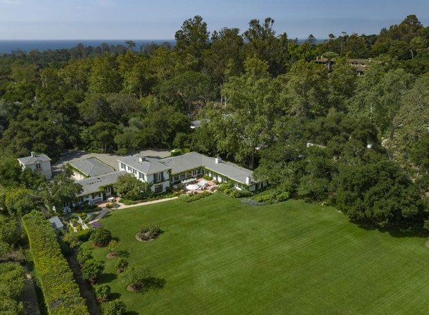 Visto que este é Montecito, a propriedade também oferece áreas externas requintadas, permitindo que os moradores apreciem a beleza natural da área de Santa Barbara (Foto: Reprodução/apartmenttherapy)