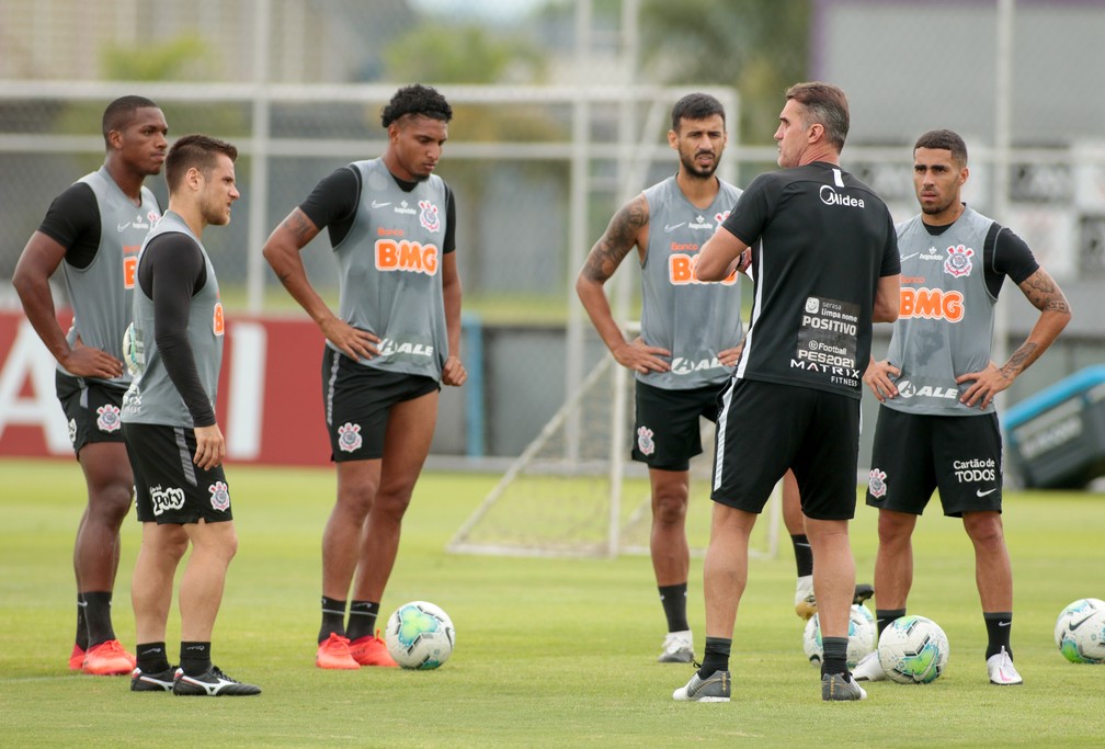 Bola de quatro quilos e dirigentes de olho: Corinthians volta a treinar nesta sexta-feira