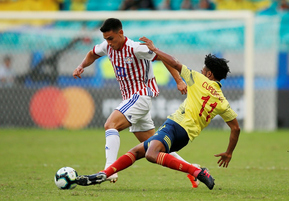 Matías Rojas deixa adversário para trás em Paraguai x Colômbia — Foto: REUTERS/Luisa Gonzalez