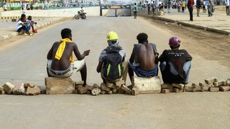 Sudaneses bloqueiam estrada no sul da capital Cartum contra o golpe militar do ano passado  — Foto: AFP