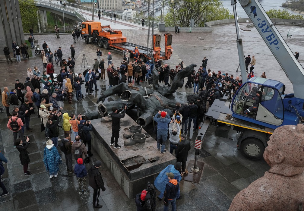 Estátua que comemorava a amizade russo-ucraniana é removida em Kiev — Foto: Gleb Garanich/Reuters