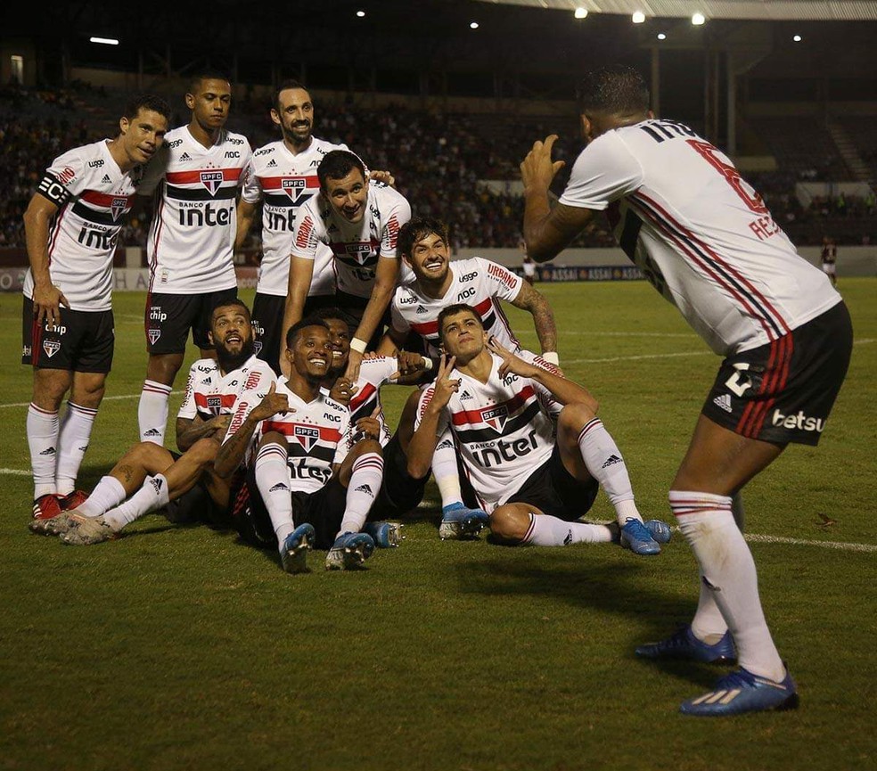 Jogadores do São Paulo comemoram gol ironizando polêmica envolvendo Arboleda — Foto: Rubens Chiri/sãopaulofc.net