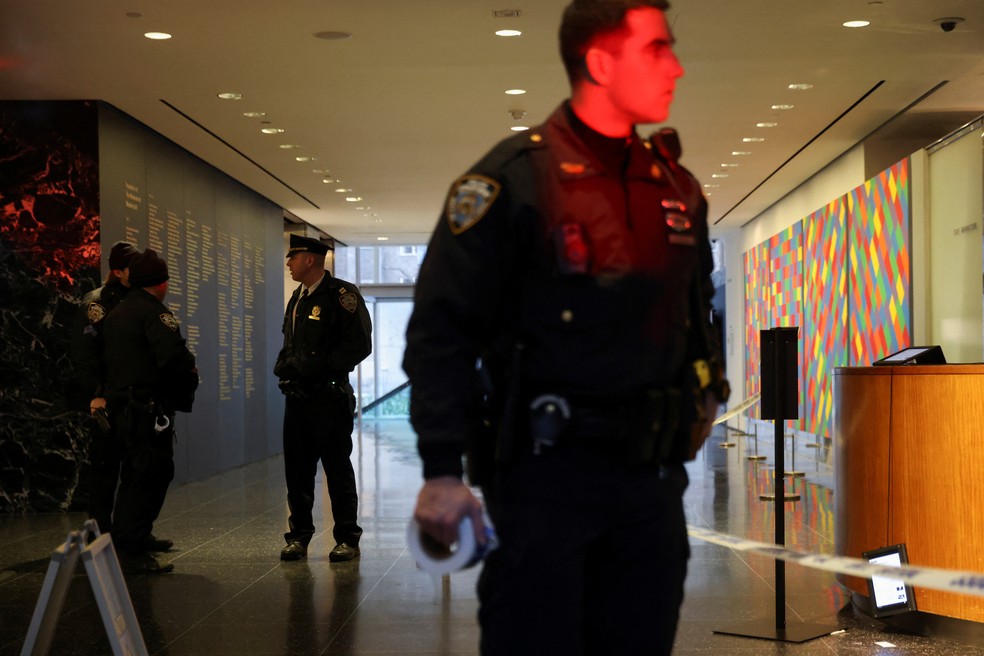 Policiais dentro do MoMa em Nova York em foto de 12 de março de 2022 — Foto: Andrew Kelly/Reuters