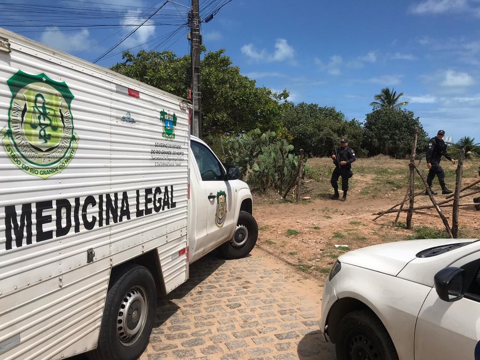 Itep chega ao local onde corpo foi encontrado para fazer perícia, na Zona Norte de Natal — Foto: Ayrton Freire/Inter TV Cabugi