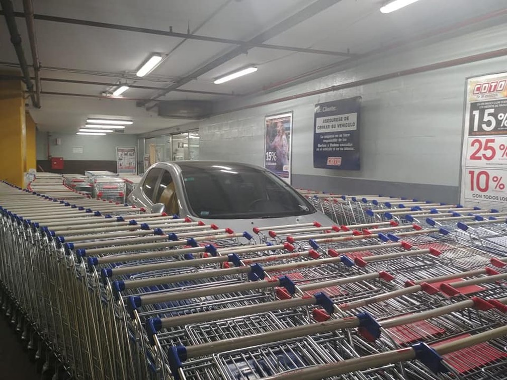 FuncionÃ¡rios rodearam veÃ­culo de motorista com carrinhos de supermercado na Argentina â Foto: Arnold Angelini/ReproduÃ§Ã£o/Facebook