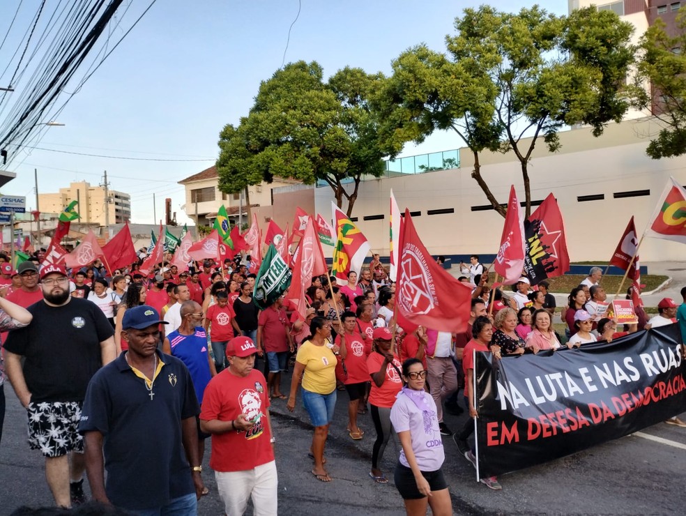 Manifestantes em Macei&oacute; em ato pela democracia &mdash; Foto: Adja Alvor&aacute;vel/g1