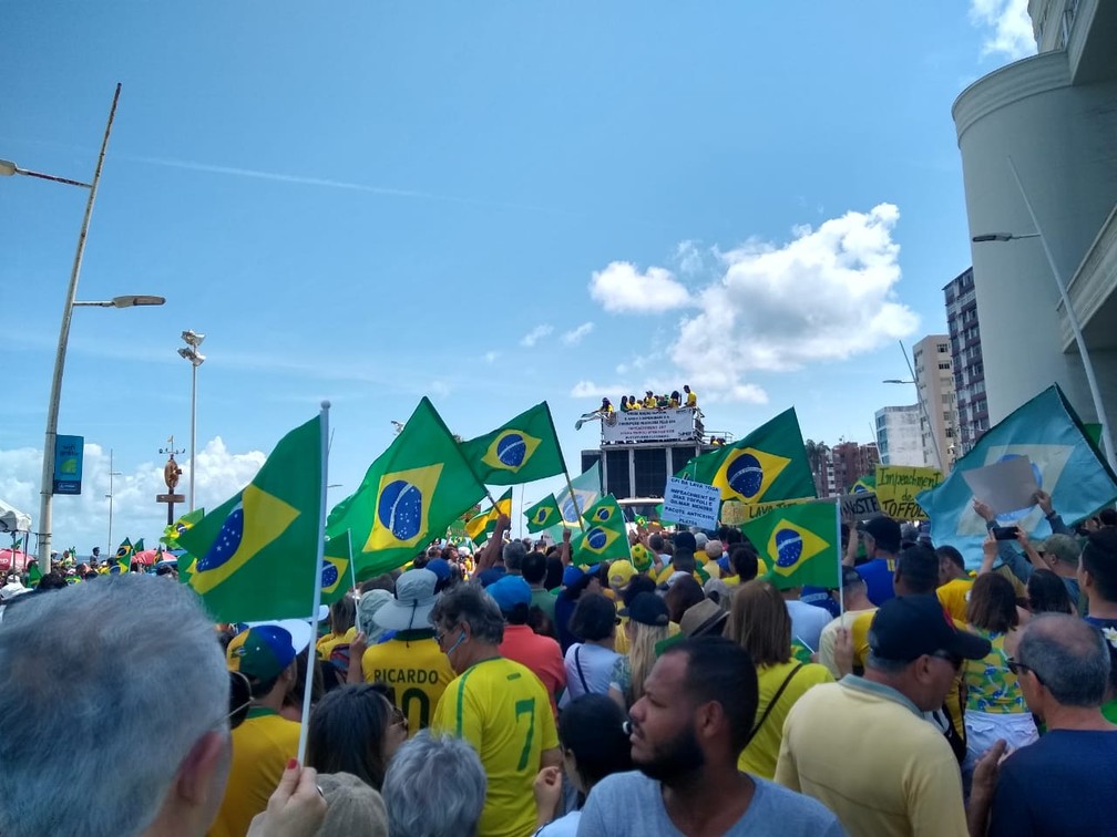 Manifestantes fazem protesto a favor da operação Lava Jato no Farol da Barra, em Salvador — Foto: Luana Assiz/TV Bahia