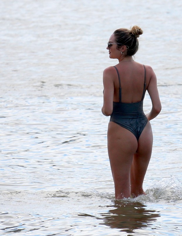 Candice Swanepoel curte praia em Vitória (Foto: AgNews/Dilson Silva)