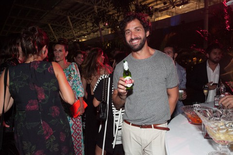 Hermés Galvão faz um brinde com Stella Artois, cerveja oficial do Veste Rio