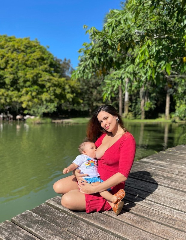 Kamilla Salgado amamenta o filho, Bento (Foto: Reprodução/Instagram)