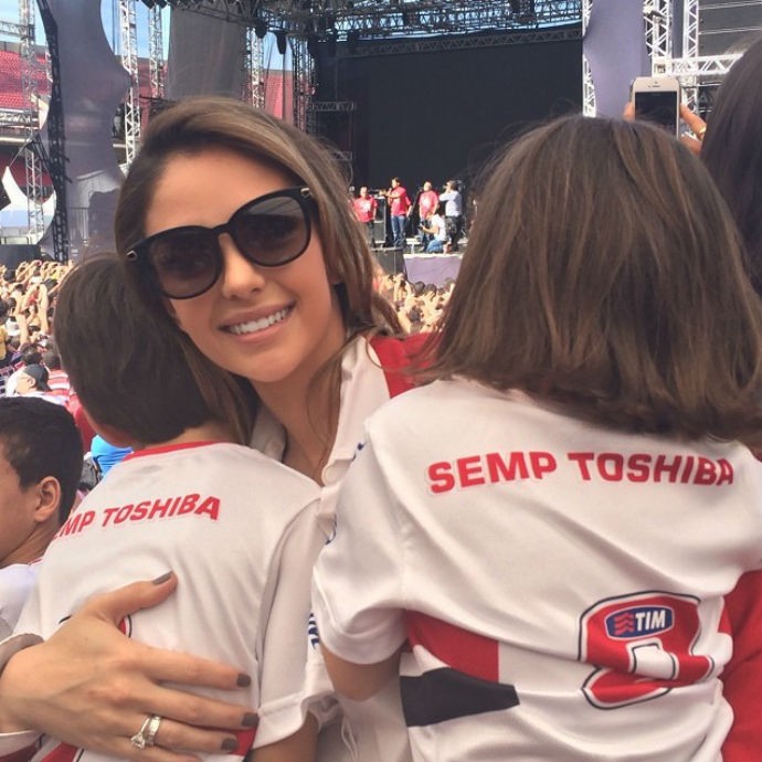 Com camisa do SP, Carol Celico acompanha apresentação de Kaká