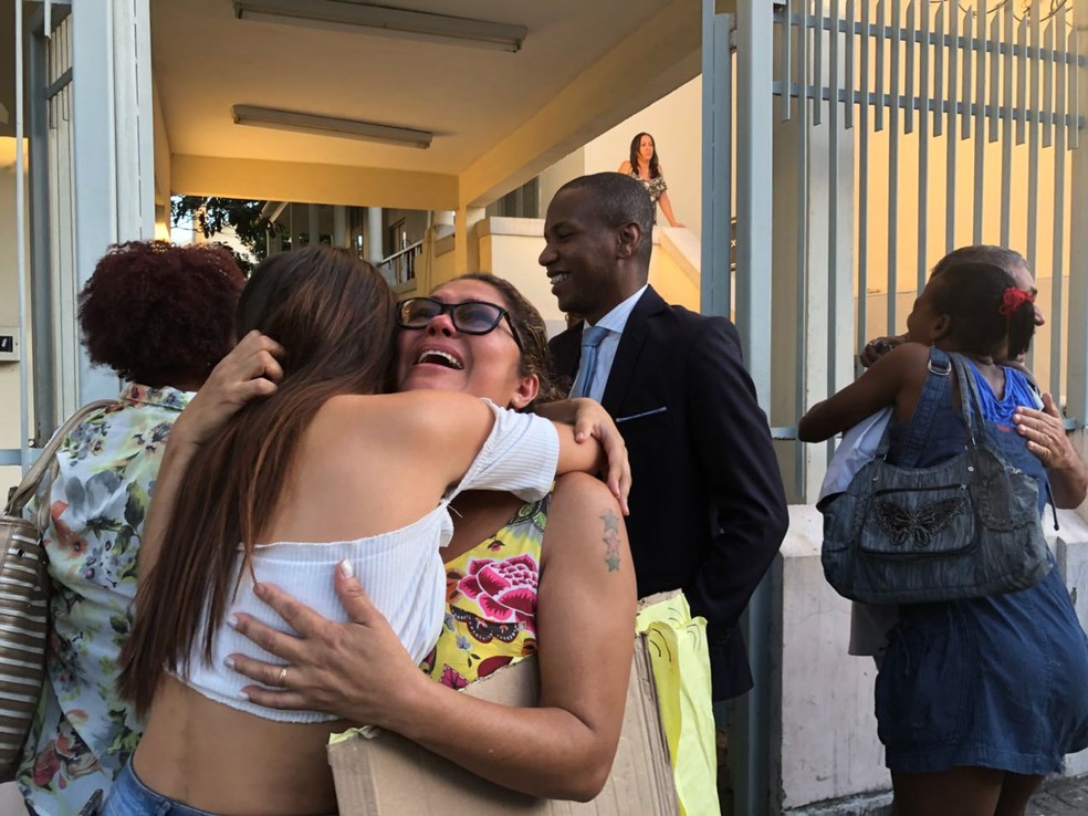 Parentes comemoraram notícia de que 137 presos ganhariam liberdade (Foto: Matheus Rodrigues/G1)