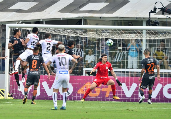 Atuações do Corinthians: Cássio brilha na Vila Belmiro; armadores rendem pouco