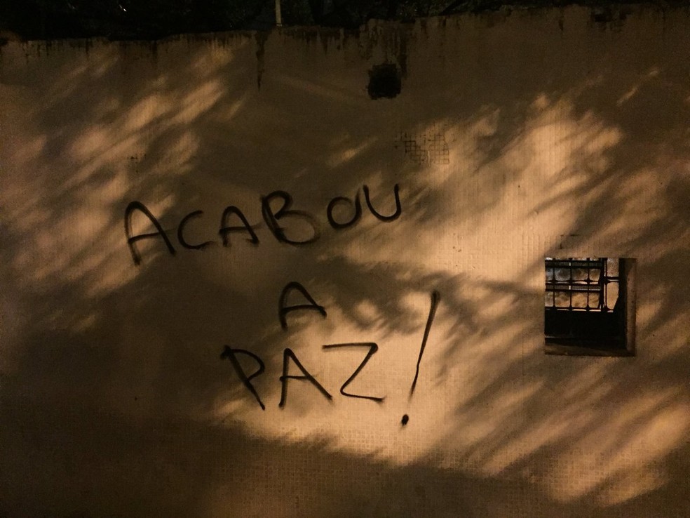 Muro do Parque São Jorge é pichado na noite deste domingo (Foto: Marcelo Braga)