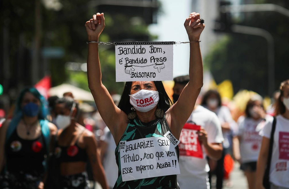 Rio de Janeiro - Manifestante participa de protesto contra o governo do presidente Jair Bolsonaro, neste sábado (2) — Foto: Ricardo Moraes/Reuters