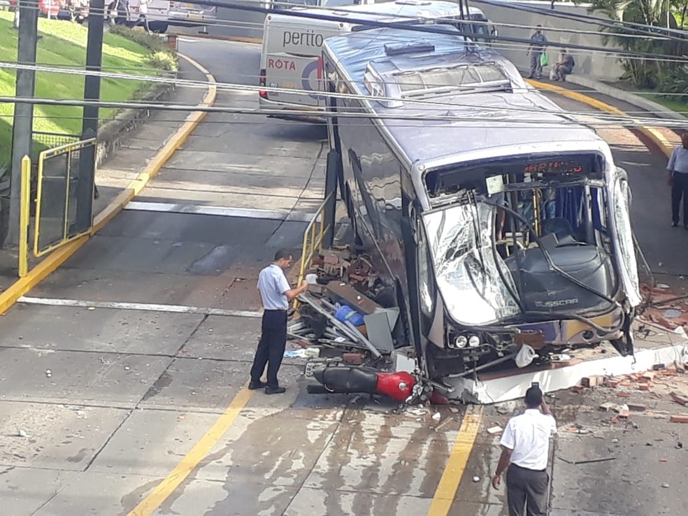 Ônibus desgovernado atinge guarita de garagem e destrói estrutura em Itabuna, no sul da BA   — Foto: Redes Sociais