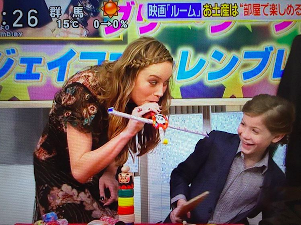 Brie Larson e  Jacob Tremblay em um programa da televisão japonesa (Foto: Instagram)