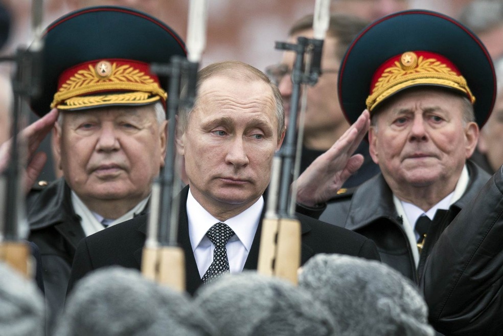 O presidente da Rússia, Vladimir Putin, participa de cerimônia diante do Túmulo do Soldado Desconhecido em Moscou, em imagem de 2016 — Foto: Pavel Golovkin/AP