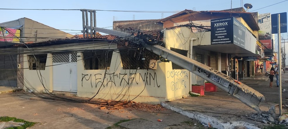 Postes ficaram destruídos — Foto: Olavo Sampaio/ TV Mirante