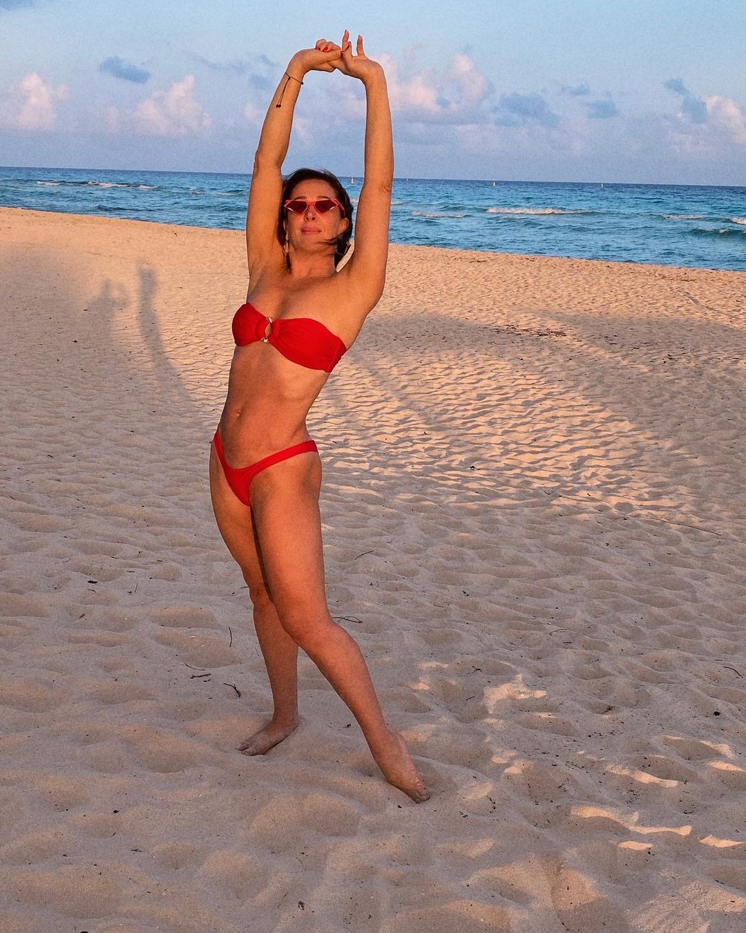 Claudia Raia desembarca no México e encanta em clique na praia (Foto: Instagram)