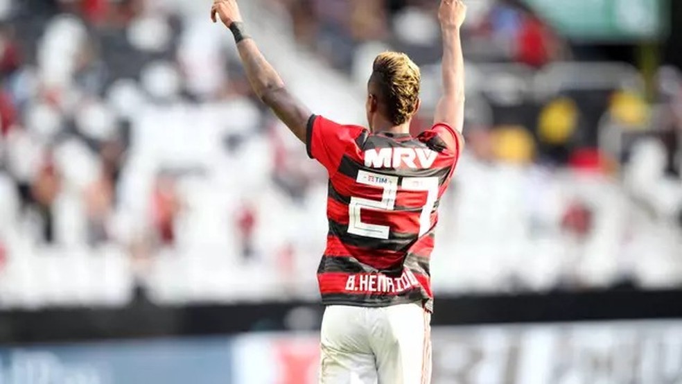 Bruno Henrique comemora em cima do Botafogo &mdash; Foto: Andr&eacute; Dur&atilde;o