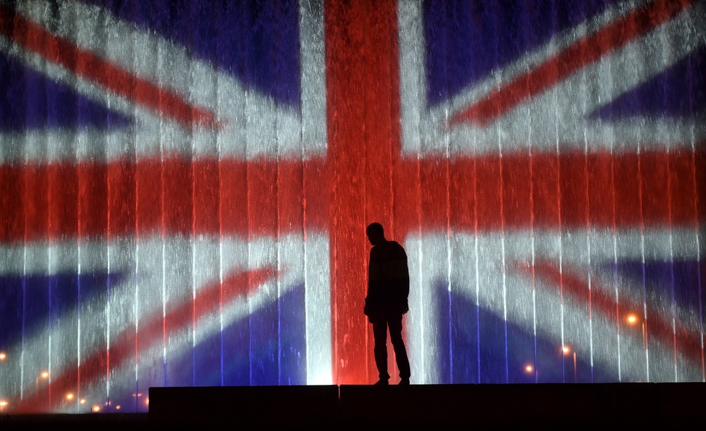 Homem é visto diante de fonte em Zagreb com a projeção da bandeira da Inglaterra em homenagem às vítimas do atentado em Manchester (Foto: STRINGER / AFP)