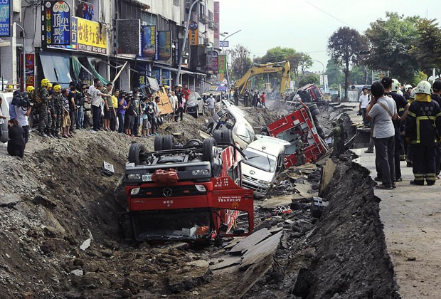 Caminhões de bombeiros foram revirados com a explosão em Kaohsiung, Taiwan. Eles estavam no local atendendo a chamados que alertaram sobre o cheiro de vazamento de gás (Foto: Michael Wang/Reuters)