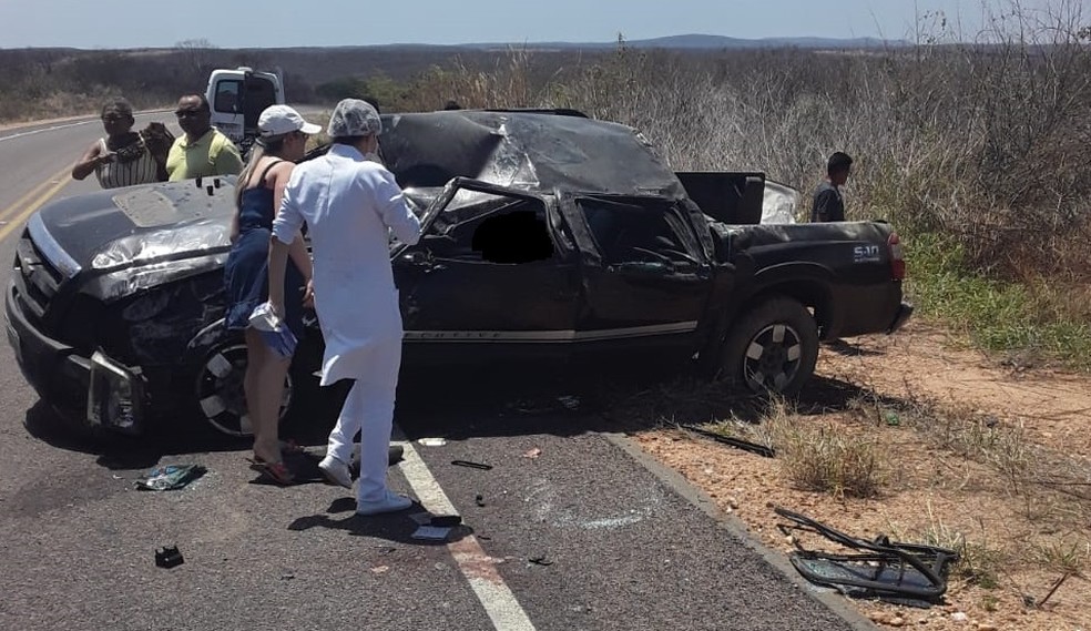Após capotar várias vezes veículo foi parar às margens da rodovia — Foto: Divulgação