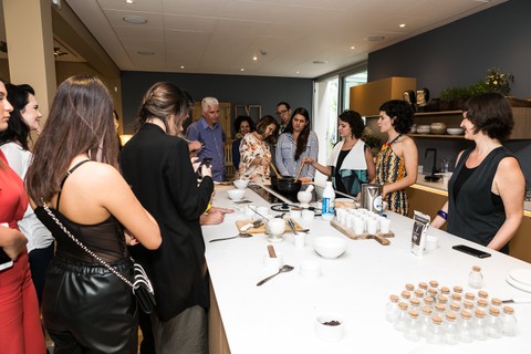 Dani Lieuthier, do Instituto do Chá, comandou o workshop "Aprenda a fazer seu masala chai"